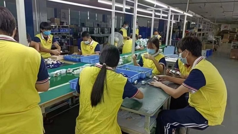 信任是育儿嫂与雇主之间合作的基础。第一天，育儿嫂可以通过以下方式建立信任：